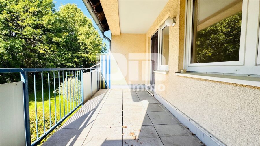 Hochklassige Dreizimmerwohnung im 1.OG mit Loggia + TG Stellplatz in gesuchter Lage - Balkon